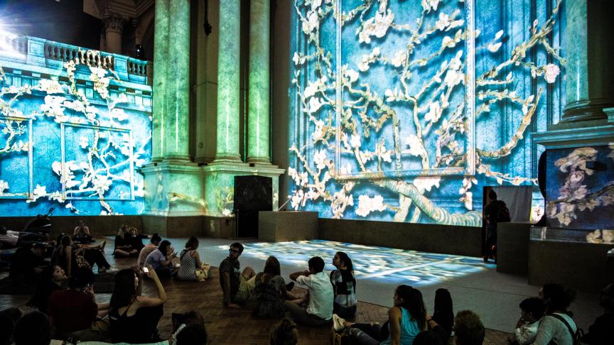 L’interactivité, la musique, le découpage des formes et des couleurs des oeuvres de Van Gogh sont projetés sur les murs de la Bourse jusqu’au 6 janvier 2019.