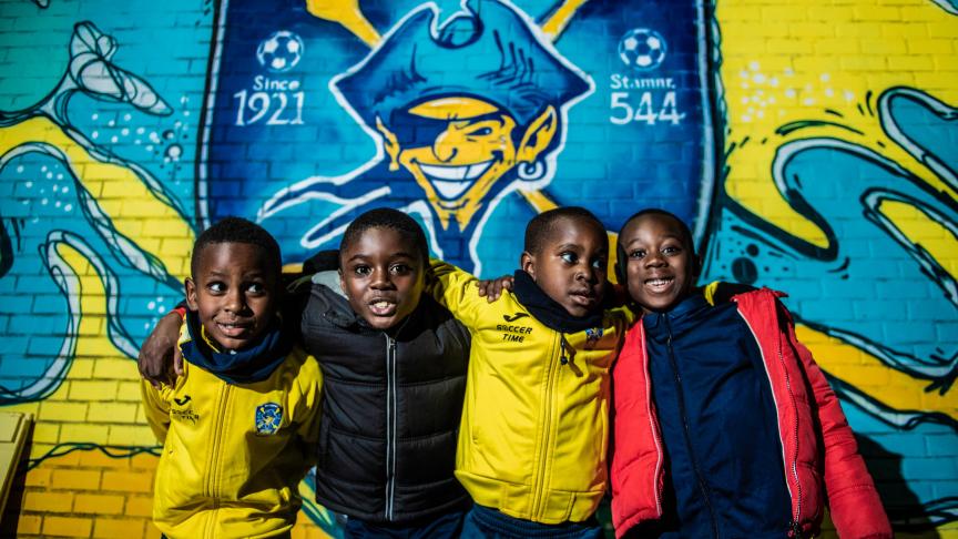 «
Ici, les enfants ne sont ni blancs ni noirs ni flamands, ce sont des pirates. Ils font partie d’un groupe qui a des valeurs et qui les respecte.
» © Mathieu Golinvaux.