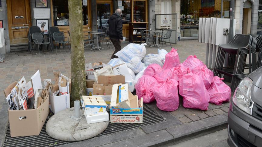Depuis lundi, les trottoirs restent encombrés de poubelles dans plusieurs quartiers. © René Breny.