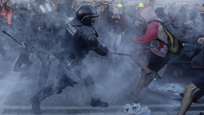 La police charge des manifestants indépendantistes à Barcelone.