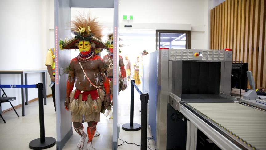 Papous en tenue traditionnelle à l’aéroport Jacksons International de Port Moresby (Papouasie-Nouvelle-Guinée). Ils accueillent le Vice-Président US Mike Pence.