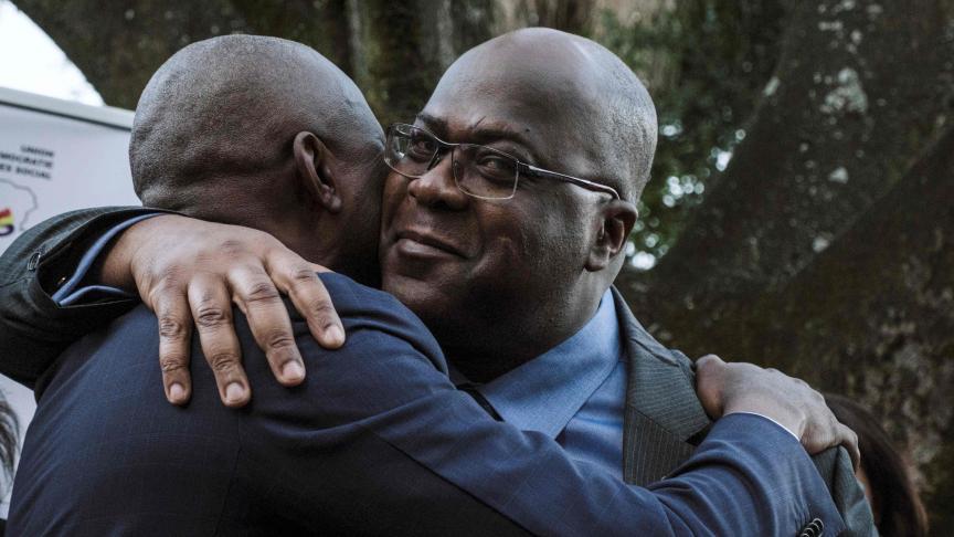 L’accolade entre Vital Kamerhe (à g.) et Félix Tshisekedi, après la conclusion de leur accord, vendredi à Nairobi.