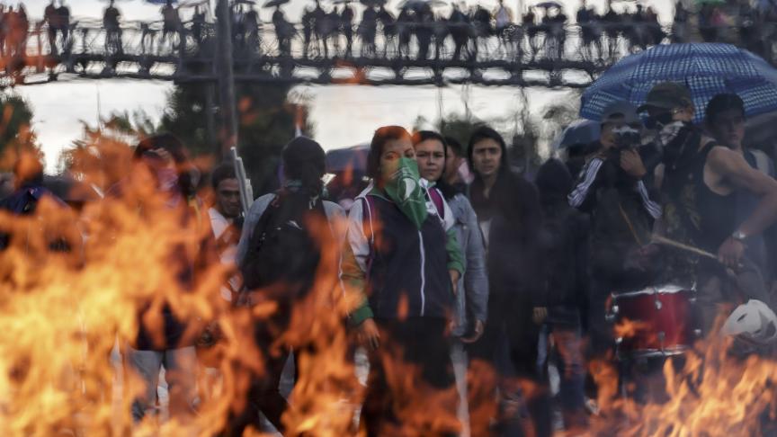 Des protestataires ont brûlé des bannières lors d’une manifestation à Bogota en Colombie qui visait à demander une augmentation du budget national consacré à l’éducation et à protester contre les réformes des taxes.