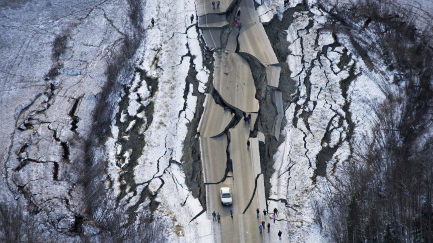 En Alaska, plusieurs tremblements de terre de magnitude 7.0 et 5.7 sur l’échelle de Richter ont ébranlé la région d’Anchorage ce vendredi 30 novembre. Les habitants ont fait face à de nombreux dégâts, dont des routes complètement détruites.