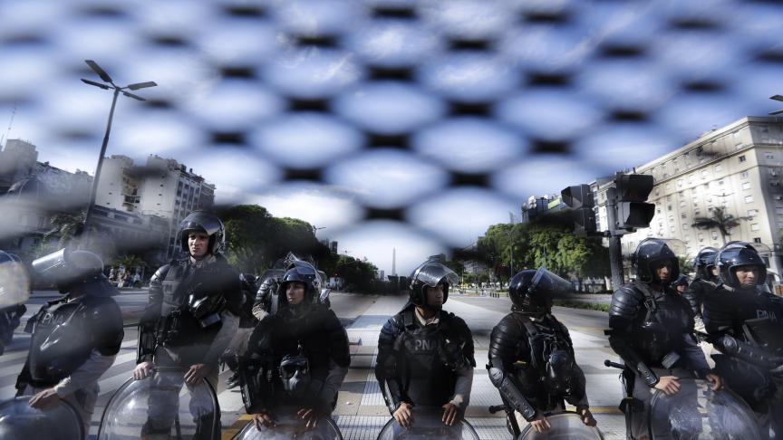 La police anti-émeute bloque une avenue lors d’une manifestation de protestants contre le sommet du G20 à Buenos Aires en Argentine. Les dirigeants des pays industrialisés se sont retrouvés durant deux jours pour discuter de thématiques telles que le commerce et le climat.