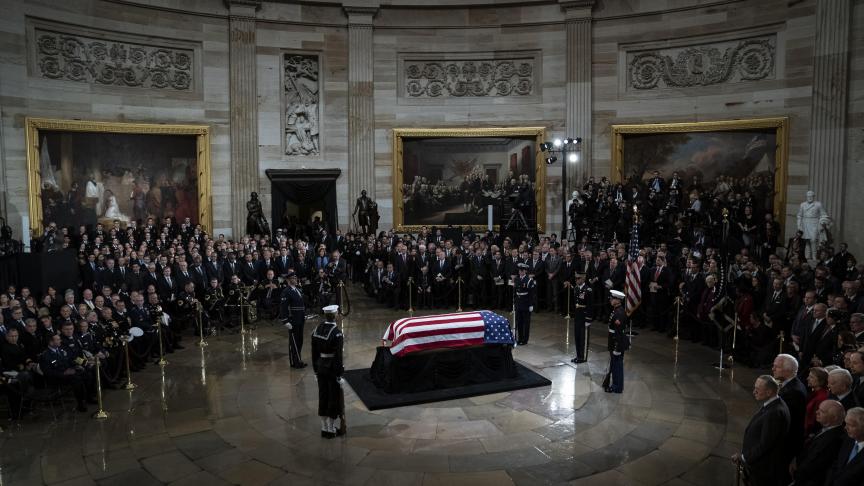 Le 41e président des États-Unis s’est éteint ce vendredi 30 novembre à 94 ans des suites de la maladie de Parkinson. Sa dépouille repose au Capitole, à Washington, jusqu'aux funérailles d'Etat prévues ce mercredi.
