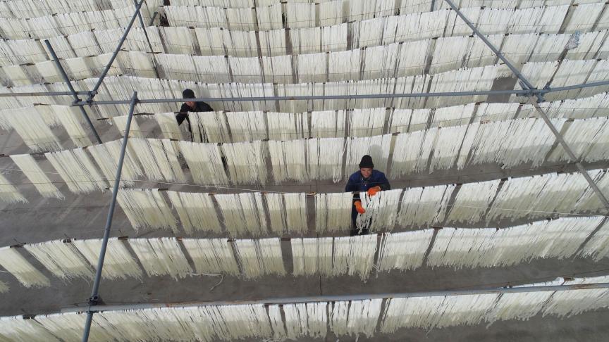 Dans le village de Chenma en Chine, des fermiers sont en train de faire sécher des vermicelles de riz qui ont été réalisées à la main. Ces vermicelles font partie de la nourriture traditionnelle de la région et la saison des ventes vient de débuter.