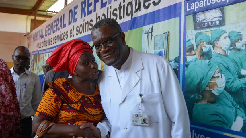 L’annonce de l’attribution du Nobel a d’abord été l’occasion pour les femmes du Sud-Kivu de marquer leur affection à Denis Mukwege.
