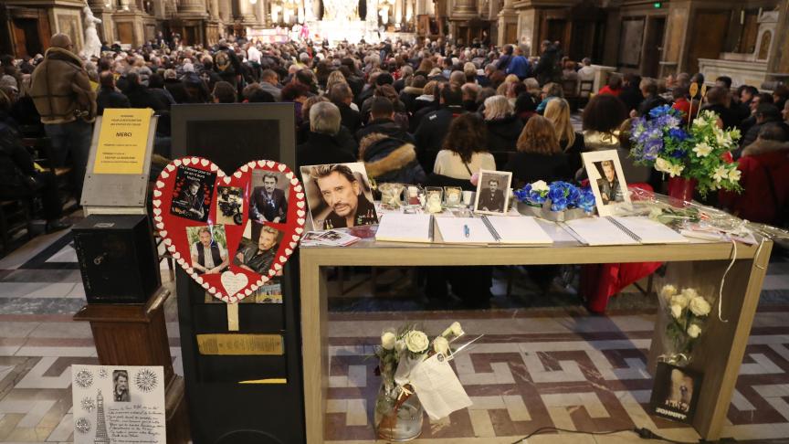 L’église parisienne était noire de monde ce dimanche 9 décembre. Des objets ont été placés par des fans pour lui rendre hommage.