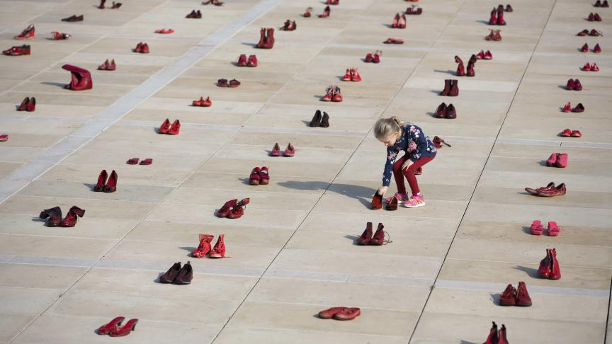 A Tel Aviv en Israël, des centaines de chaussures rouges ont été déposées sur une place pour protester contre la violence envers les femmes. Une manifestation a également été organisée en souvenir de 24 victimes de violences domestiques. Des milliers d’hommes et de femmes ont appelé le gouvernement à réagir face à ces abus domestiques.