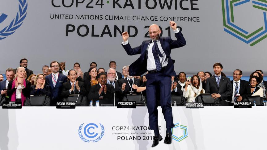 Le président de la COP24, le secrétaire d’Etat polonais Michal Kurtika, n’a pas caché sa joie à l’issue de la conférence. © AFP.