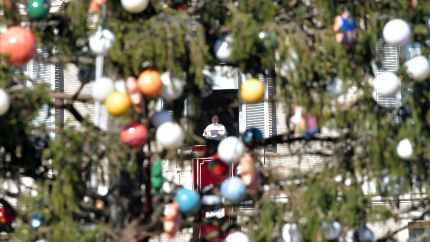 Le pape François s’adresse à la foule sur la place Saint-Pierre, encore décorée aux couleurs de Noël en janvier 2018.