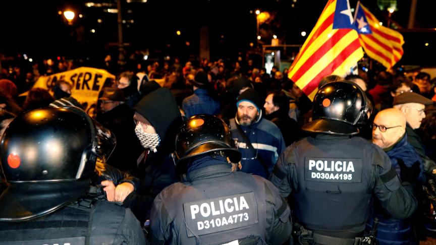 Policiers et manifestants - demandant l’indépendance de la Catalogne - se sont affrontés devant l’hôtel Sofia à Barcelone. Là, le Premier ministre Pedro Sanchez rencontrait le président catalan, Quim Torra, le 20 décembre dernier.