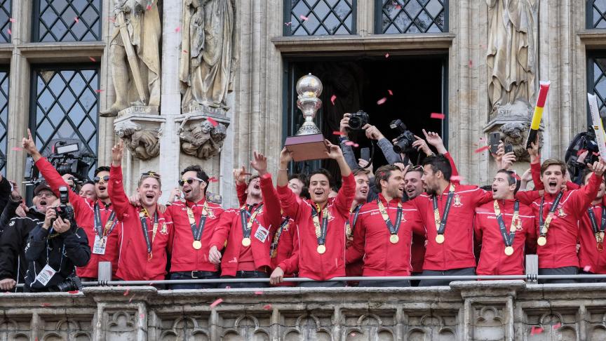 Accueil triomphal
! Sur la Grand-Place de Bruxelles, les supporters des Red Lions avaient répondu présents. Les hockeyeurs belges, récents champions du monde, ont profité de l’instant et ont pris un malin plaisir à ramener la coupe à la maison.