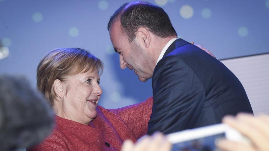 Jean-Claude Juncker est loin de partager l’enthousiasme d’Angela Merkel à l’égard de la candidature de Manfred Weber (à droite).