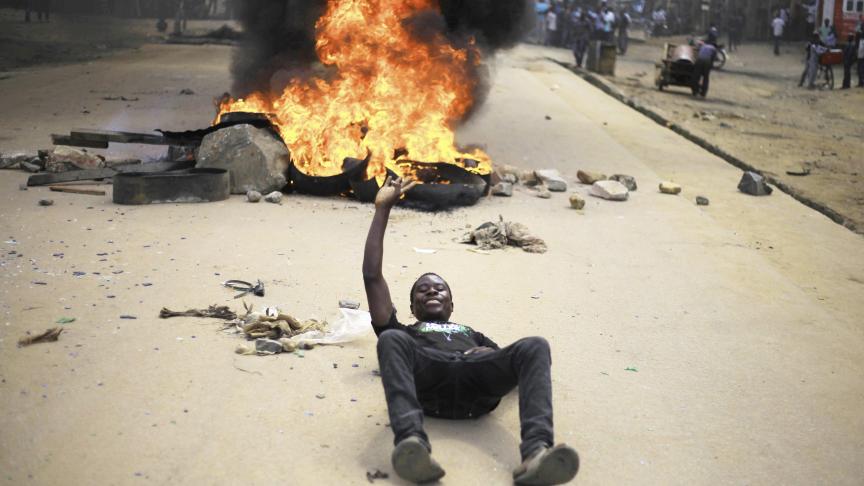 Des manifestants se mettent en scène devant une barricade en feu, à Beni en République Démocratique du Congo. C’était le 27 décembre dernier, quelques jours avant l’élection présidentielle.