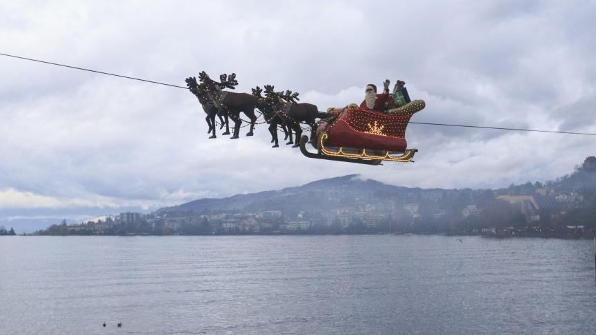 À Montreux, en Suisse, le père Noël ne fait pas les choses à moitié. Il arrive sur son traineau volant, tout simplement.