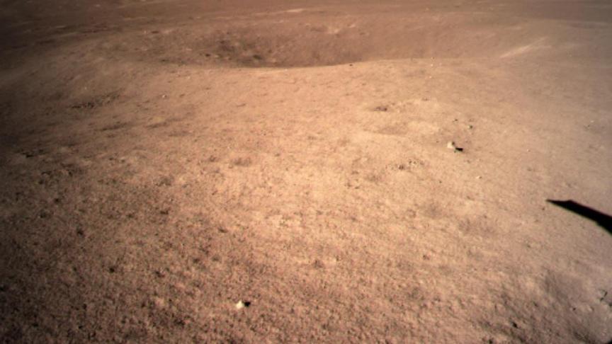 Le module d’exploration Chang’e-4, qui avait quitté la Terre le 8 décembre, s’est posé sans encombre à 10h26 heure de Pékin. Il a envoyé une photo de la surface lunaire au satellite Queqiao, en orbite autour de la Lune.