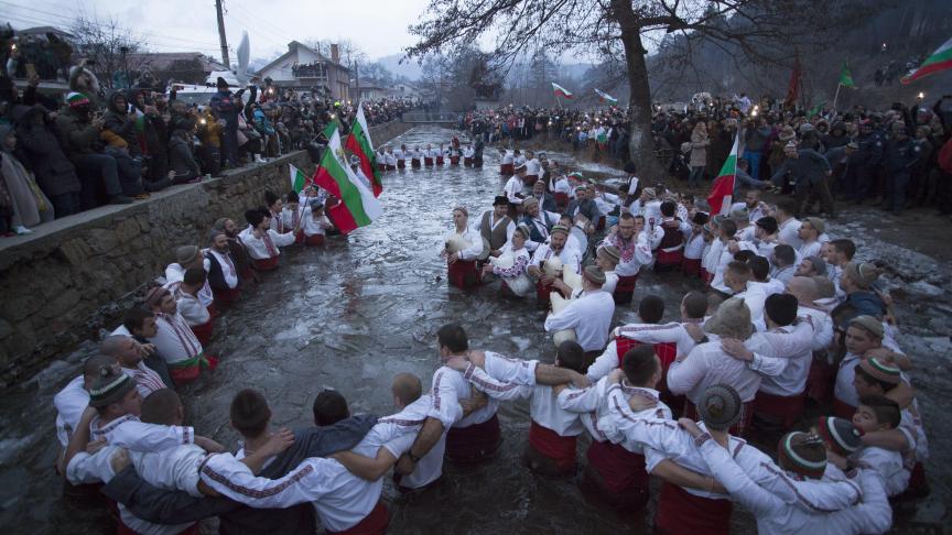 En Bulgarie, les habitants chantent et dansent dans les eaux glacées de la rivière Tundzha, selon la tradition. Isopix