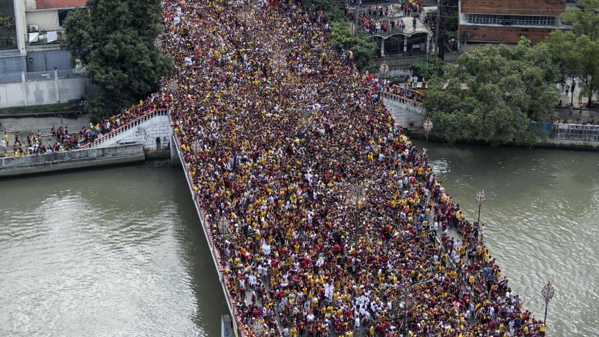 Des centaines de fidèles transportant la statue historique du Christ « Black Nazarene » à Manille aux Philippines. Belgaimage