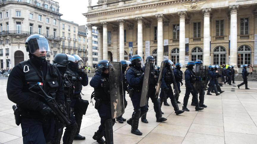 La police antiémeute lors d’un rassemblement des «
gilets jaunes
», à Paris. - BelgaImage