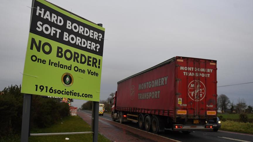 A la frontière irlandaise, le message est clair, quel que soit le scénario final du Brexit - «
hard
» ou «
soft
»...