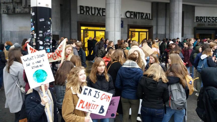Les jeunes sèchent l’école et ont commencé à marcher dans Bruxelles pour le climat.