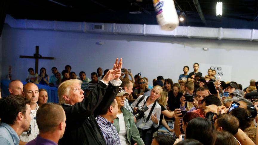 Le 3 octobre 2017, Donald Trump se rend à Porto Rico, durement frappé par l’ouragan Maria. Sur place, il lance un rouleau d’essuie-tout aux victimes, façon «
dunk
» en basketball.