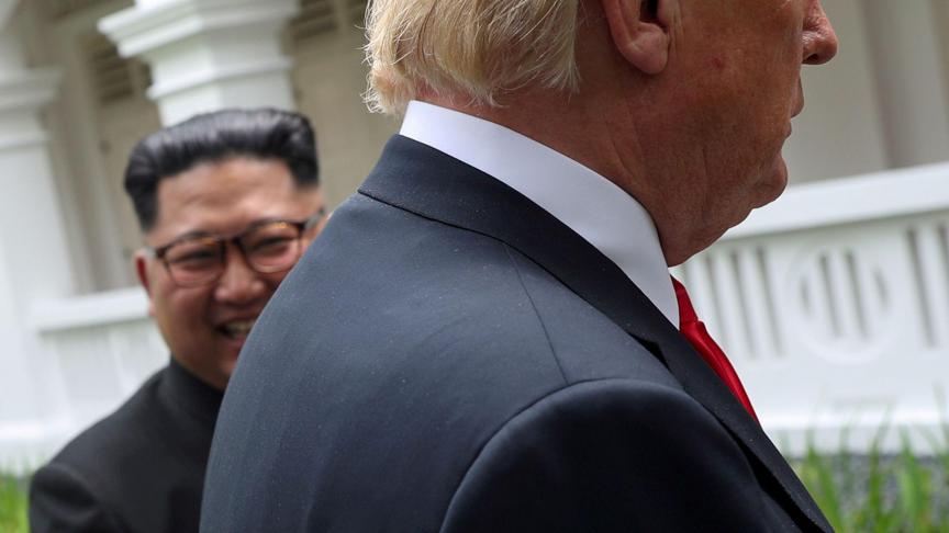 Le 12 juin 2018, une rencontre historique a lieu
: le dictateur nord-coréen Kim Jong-un s’entretient avec le président américain. Le but
: réchauffer les relations avec la Corée du Sud.
