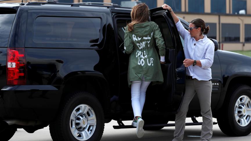 Le 21 juin 2018, lors d’une visite à la frontière américaine, la First Lady Melania Trump a fait polémique avec une veste siglée
: «
I Really Don’t Care, Do U
?
» (Ca ne m’intéresse pas, et vous
?)
