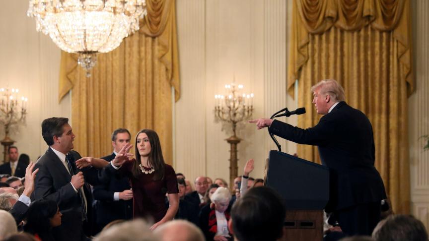Le 7 novembre 2018, le président américain s’énerve contre le journaliste de CNN Jim Acosta. Le badge d’accès à la Maison-Blanche de ce dernier lui est retiré dans la foulée. La chaîne engage des poursuites. Un juge fédéral force la présidence à lui autoriser l’accès aux conférences de presse.
