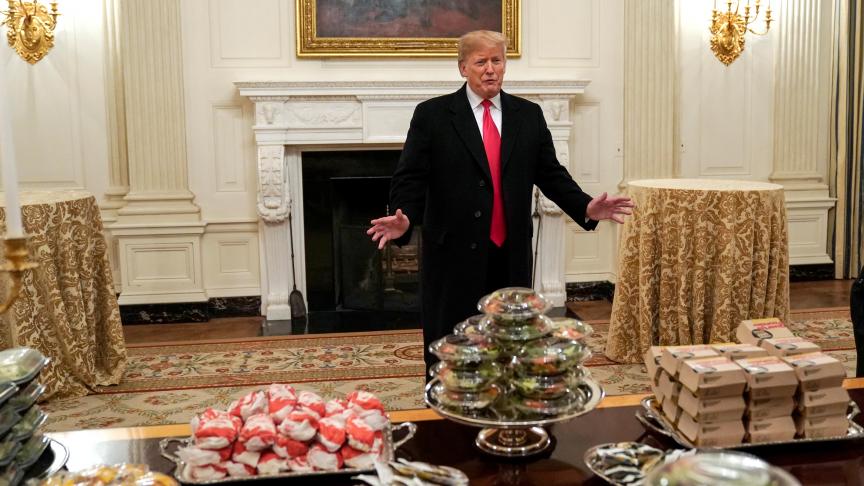 Le 14 janvier 2019, Donald Trump a «
payé de sa poche
» le millier de hamburgers destiné à féliciter une équipe de football américain. Le président a battu un record
: celui du plus long «
shutdown
» de l’histoire, sur fond de bras-de-fer sur la question du mur à la frontière du Mexique.