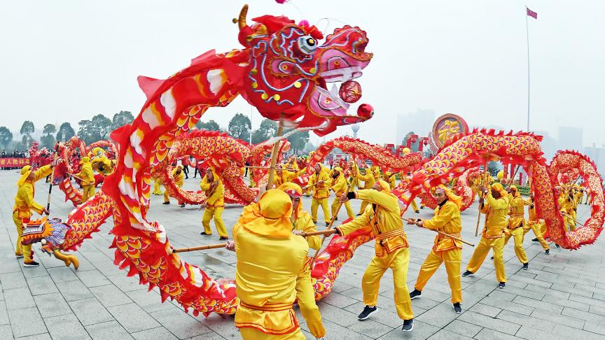 Danse du dragon réalisée par des artistes de rue dans le parc Renmin à Yichun pour le nouvel an chinois. Belga