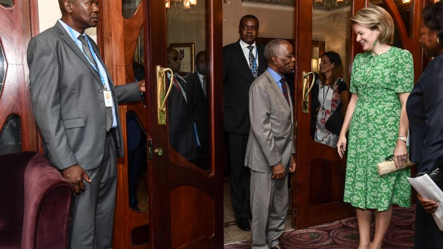 En visite officielle au Mozambique, la reine Mathilde a rencontré Adriano Maleiane, le ministre des Finances et de l’Économie.
