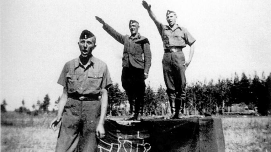 Le drapeau rexiste ne quitte pas la Légion Wallonie, et pas moins la ferveur fasciste des volontaires belges, ici courant 1942.