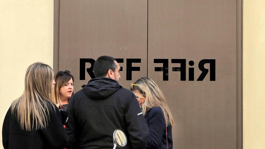 Des journalistes font le pied de grue devant le restaurant étoile «
Riff
», à Valence.