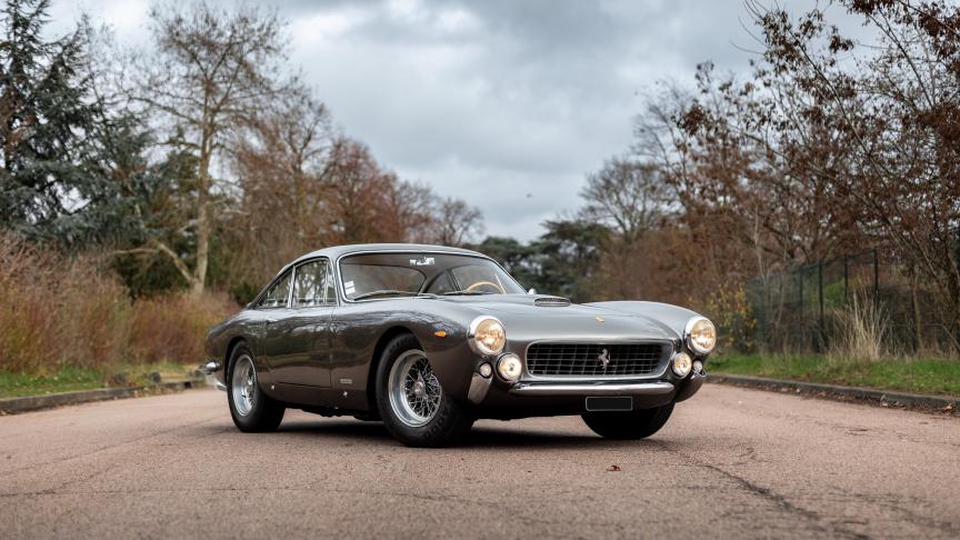 Cette Ferrari 250 GT/L « Lusso » de 1964 fut payée 977.400 euros. Lot 100.