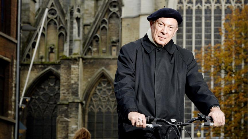 Monseigneur Léonard, photographié en 2013 à vélo devant la cathédrale de Malines, siège de l’archidiocèse de Malines-Bruxelles dont il fut le  patron  entre 2010 et mai 2015. «
J’y ai été aimé mais aussi controversé
», nous explique-t-il.