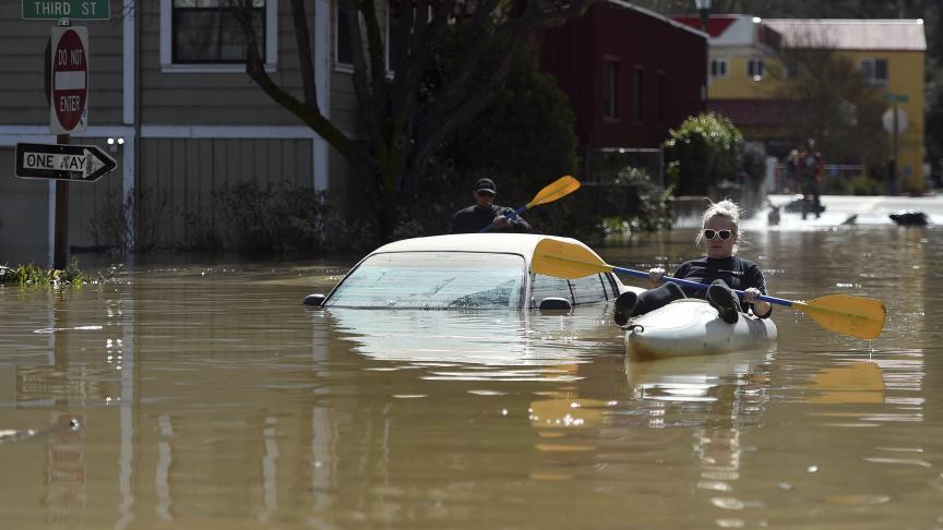 Lors des inondations dans la ville Guerneville en Californie, le kayak est devenu le moyen de transport privilégié des habitants.