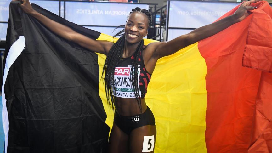 La Belge Cynthia Bolingo Mbongo célèbre sa seconde place au 400m femmes lors des Championnats d'Europe d'athlétisme en salle 2019 à Glasgow.