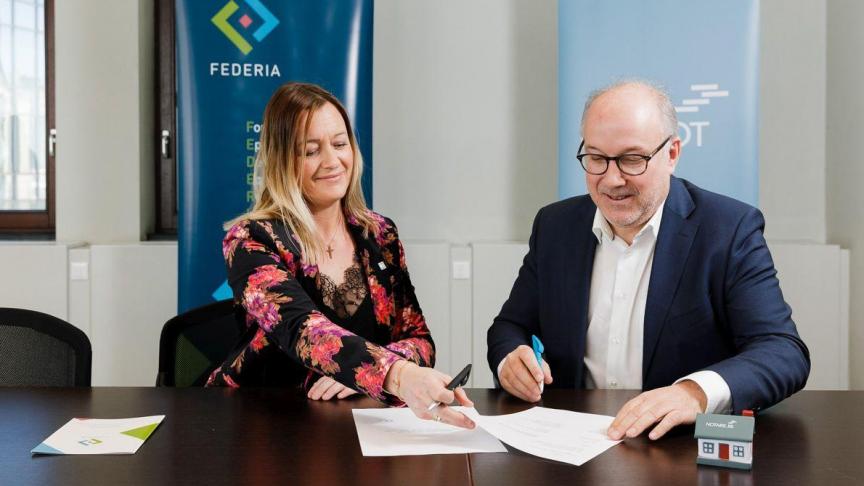 Déborah Vanesse (Federia) et Marc Henri (Fednot) lors de la signature du contrat.