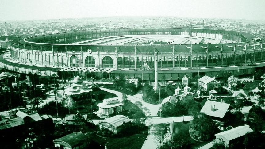 Le bâtiment extraordinaire de l’Expo universelle de 1867 occupait le même terrain qu’aujourd’hui la Tour Eiffel. Ci-contre, le roi Léopold à la même époque. Ci-dessous
: le pavillon belge de la vie ouvrière.