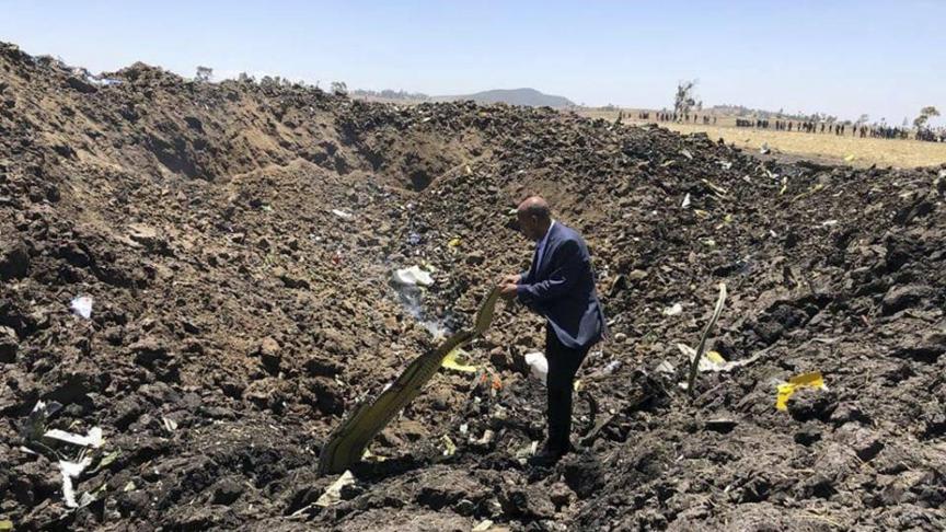 Le CEO d’Ethiopian Airlines regarde les débris du Boeing de sa compagnie dont le crash, peu après son décollage à Addis-Abeba, a fait 157 morts.