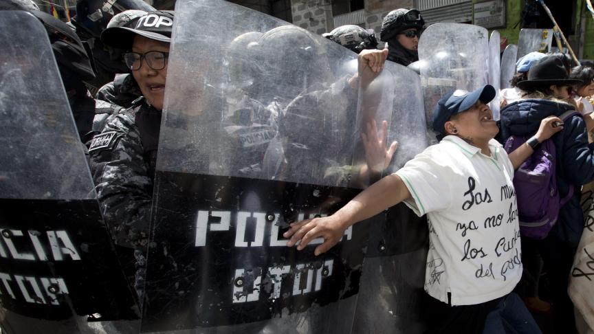 Une femme repousse la police antiémeute bolivienne lors d’une marche, à La Paz, pour la Journée internationale des droits des femmes.