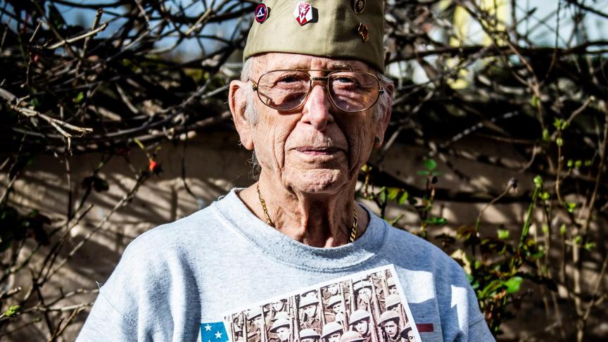 À bientôt 95 ans, Luc Mangin porte encore bien haut le souvenir de son bataillon, ici photographié en Une du « Patriote illustré ». On peut y reconnaître le soldat Mangin à ses lunettes.