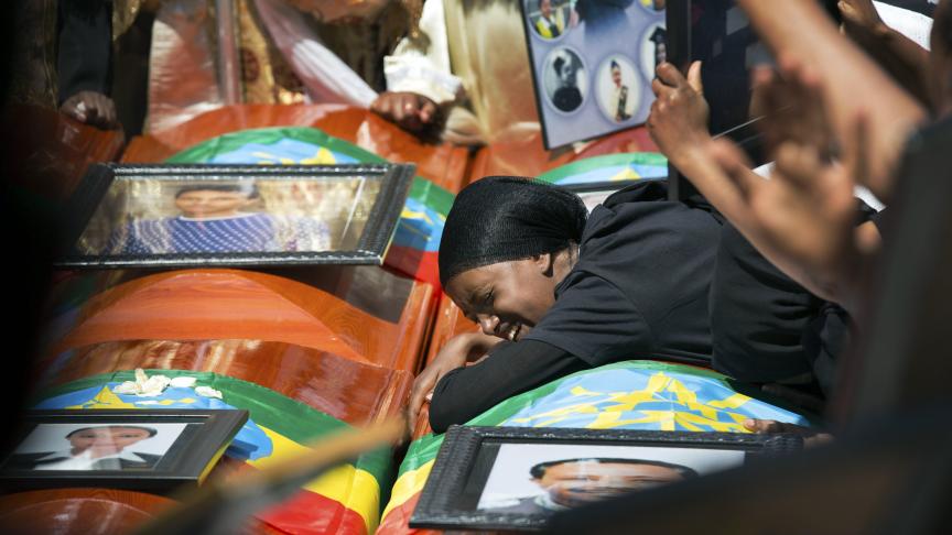 Une semaine après le crash de l’avion d’Ethiopian Airlines, des centaines d’Ethiopiens se sont rassemblés pour une cérémonie d'obsèques collectives à Addis Abeba.