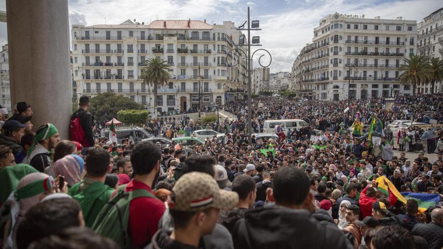 En Algérie, les étudiants continuent à manifester leur colère, après que le Président Abdelaziz Bouteflika a annoncé qu'il ne se représenterait pas et resterait donc au pouvoir.