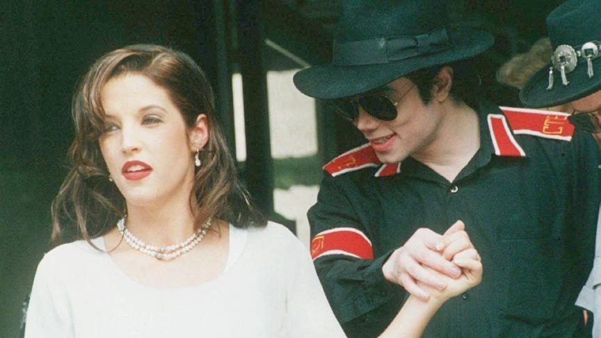 Michael Jackson et Lisa Marie Presley en août 1994, à Budapest.