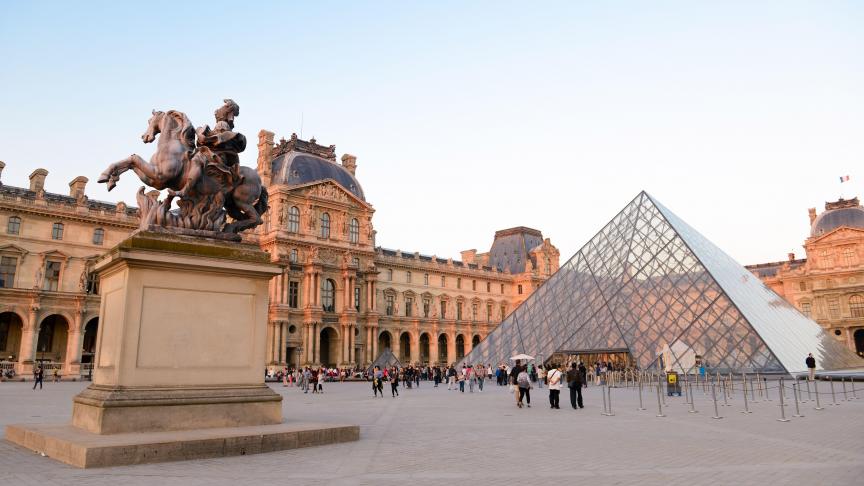 Contestée au départ, la pyramide de verre est devenue en 30 ans un des symboles de Paris.