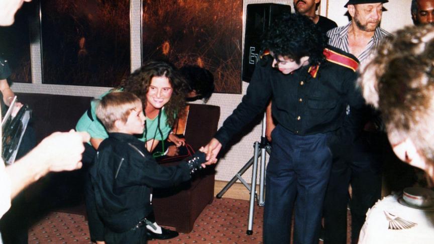 Le jeune Wade Robson serrant la main de son idole en 1987. Devenu adulte, il témoigne...